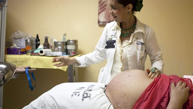 Schwangere Frau wird in einem Spital in Bolivien behandelt.