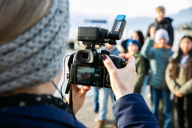 Eine Schulklasse wird fotografiert.