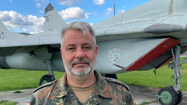 Oberst Dirk Kraus, der Kommandant der deutschen Nato-Truppen, posiert vor einem Raketenwerfer.