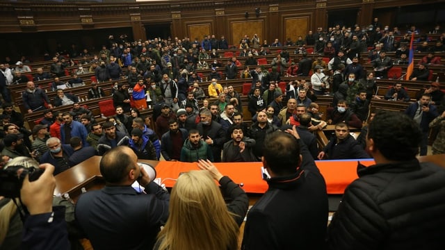 The protests against the end of the war in Nagorno-Karabakh spread to the Armenian parliament in Yerevan.