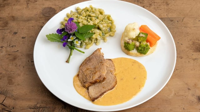 Foto von Landfrau Elianes «Muetti‘s Rahmbraten mit Bergkräuterknöpfli und Gemüsebouquet».