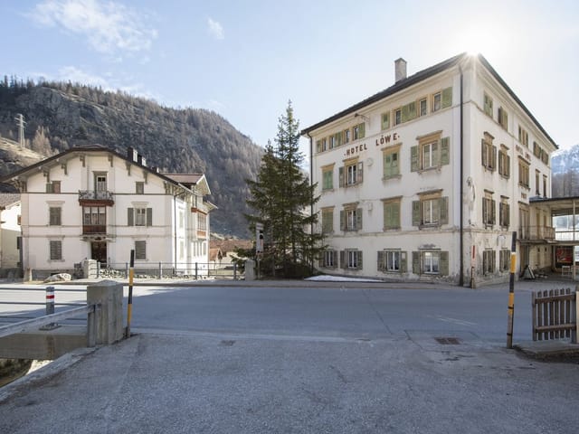 Blick auf die «Weisse Villa» und das Post Hotel Loewe in Mulegns.