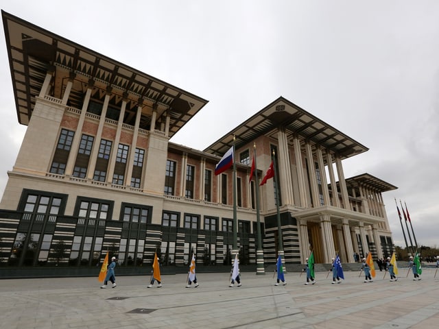 Vor dem «Weissen Palast» in Ankara marschiert eine militärische Ehrengarde vorbei.