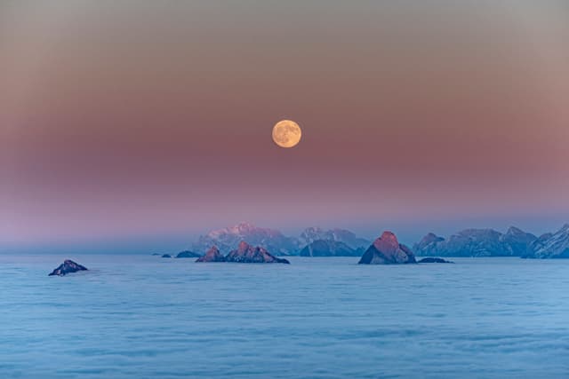 Nebelmeer mit Vollmond