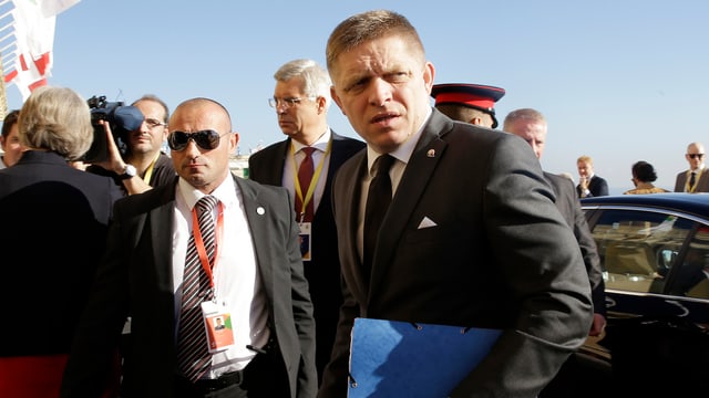 Ein Foto von Ministerpräsident Robert Fico, wie er aus dem Auto steigt