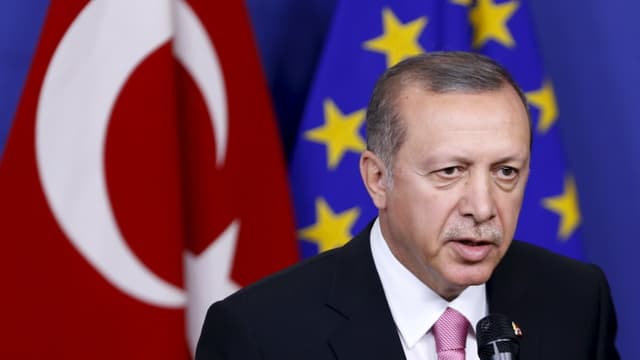 Der türkische Präsident Erdogan vor einer türkischen und europäischen Flagge