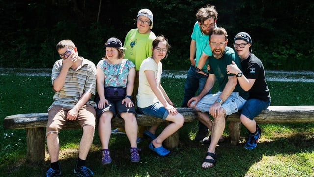 Gruppenbild von Nik Hartmann und den sechs Protagonisten.