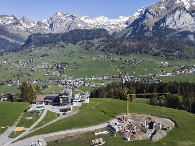 Eine Baustelle in den Bergen.