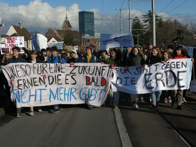 Demonstration im Sonnenschein auf der Wettsteinbrücke.