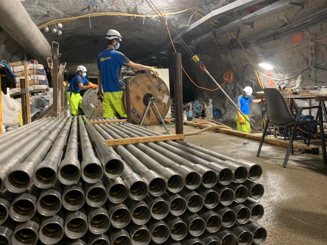 Forscher, Bohrer und Kabel