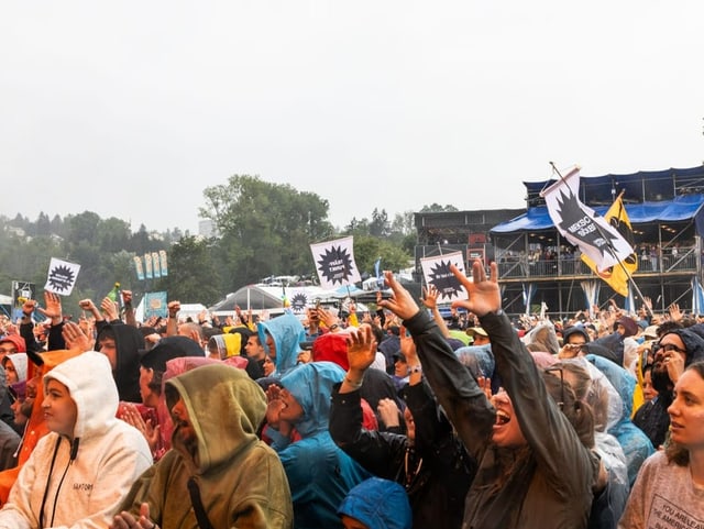 Viele Banner am Openair St. Gallen im Publikum