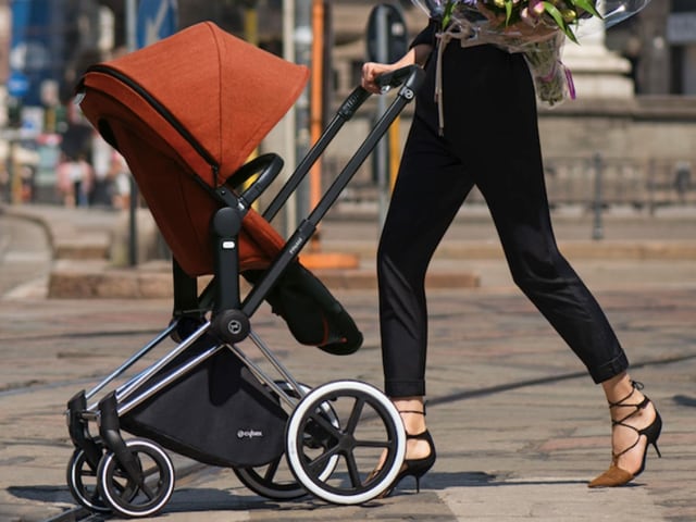 Frau mit Kinderwagen