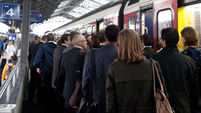 Passagiere am Bahnhof Bern