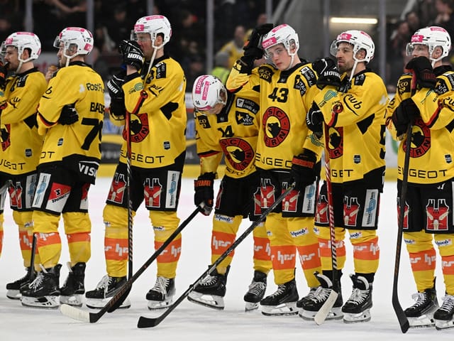 Eishockeyspieler in gelben Trikots auf dem Spielfeld.