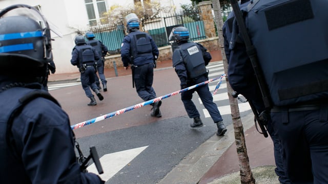 Tausende Polizisten haben nach den Attentätern gesucht. Hier in Porte de Vincennes. (reuters)