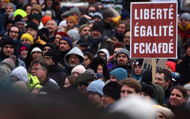 Menschen mit Plakat