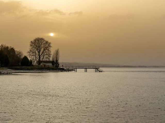 Trüber Himmel über dem See.