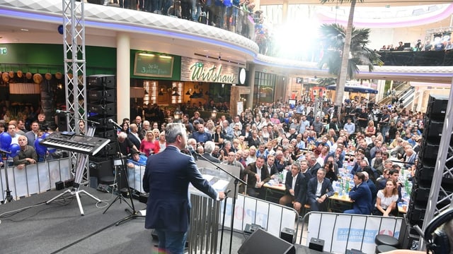 Norbert Hofer bei Wahlkampfrede vor Publikum