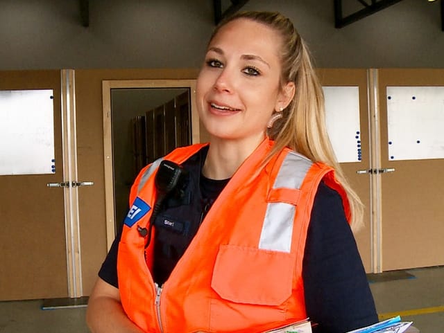 Eine junge Frau mit blonden Haaren in Polizeiuniform.