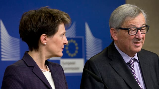 Simonetta Sommaruga und Jean-Claude Juncker an der Medienkonferenz. 