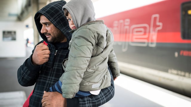 Ein irakischer Flüchtling mit seinem Sohn vor dem Aufnahmezentrum in Buchs SG.