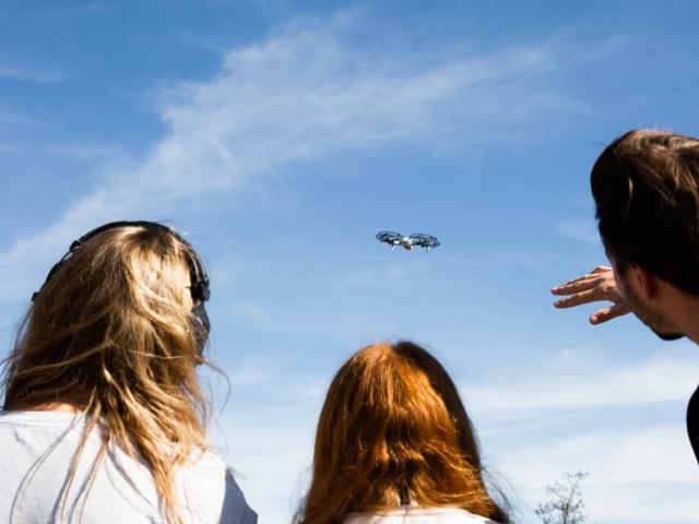 Mia darf auf dem Dach eine Drohne fliegen.