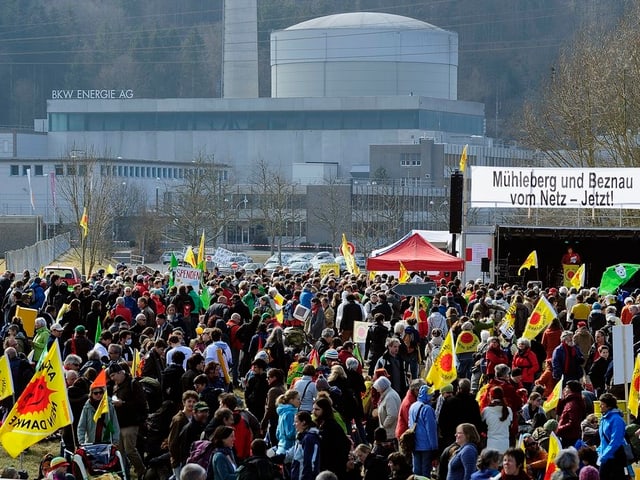 Menschen auf einer Wiese