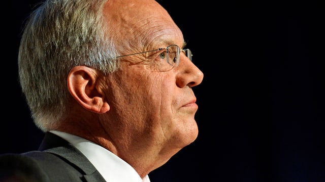 Bundesrat Johann Schneider-Ammann geht an einer Versammlung seinen Gedanken nach. (keystone)