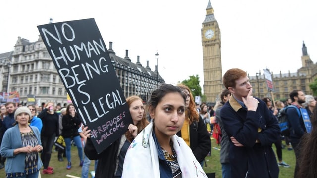 Demonstranten mit Transparenten vor Big Ben.