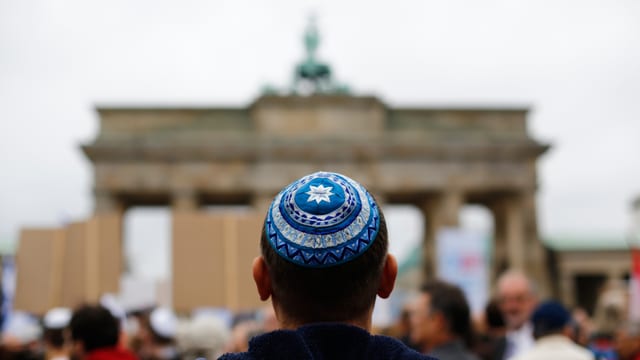 Mann mit Kippa vor Brandenburger Tor