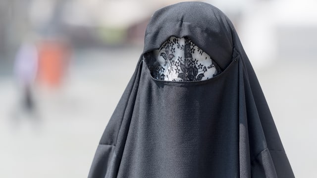 Frau mit schwarzer Burka