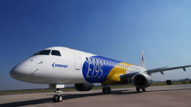 Flugzeug des Typen E195-E2 auf der Rollbahn