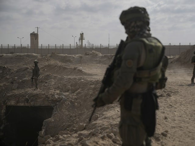 Israelische Soldaten vor einem Tunnel im Gazastreifen, in dem sich Hamas-Kämpfer verschanzt haben sollen.