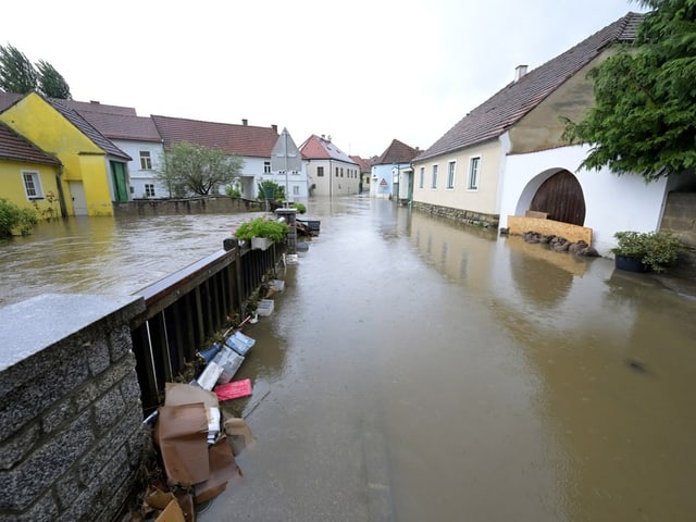 Viele Gebäude der Gemeinde stehen unter Wasser.