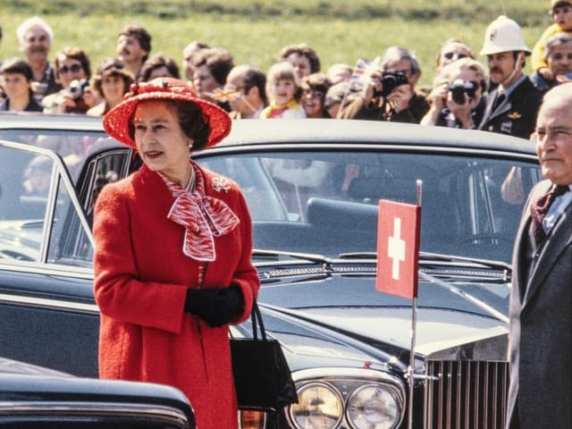 Queen Elizabeth II.mit Bundesrat Georges-André Chevallaz 