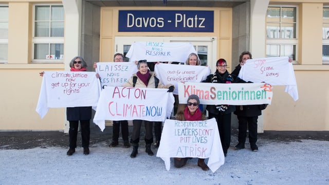 Zu sehen Seniorinnen, an einer Demonstration in Davos. 