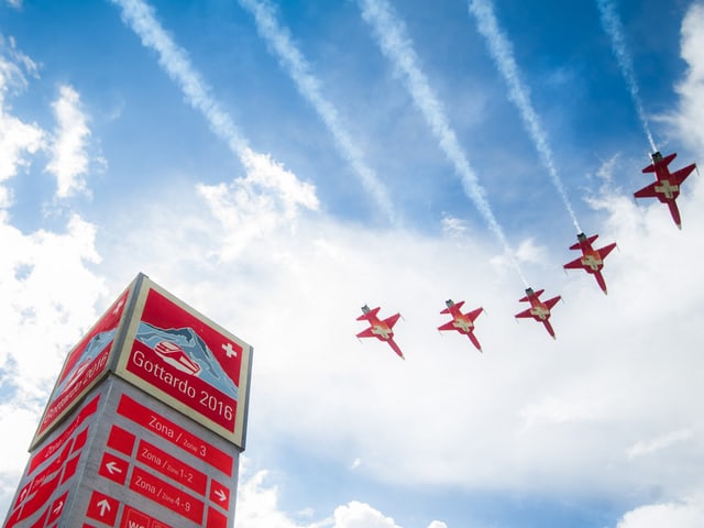 Fünf rote Tiger-Flugzeuge der Patrouille Suisse über dem Festplatz Pollegio