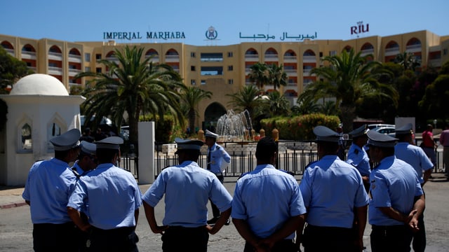 Polizisten bewachen das Imperial Marhaba Hotel während des Besuchs von Regierungsvertretern aus Europa.