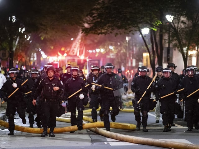 Polizisten in Philadelphia mit Schlagstöcken.