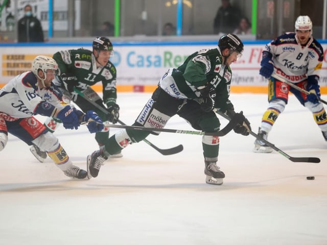 Dario Meyer (Kloten) ärgert Oltens Dominic Weder und Stanislav Horansky.