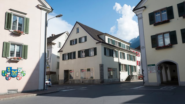 Blick auf den Sitz des Sportrechtevermarktes Kentaro AG in einem Wohnhaus (Bildmitte),