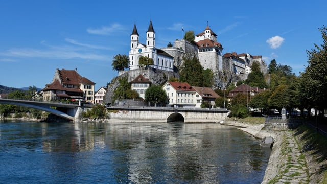 Blick auf die Festung Aarburg vom Aareufer aus.