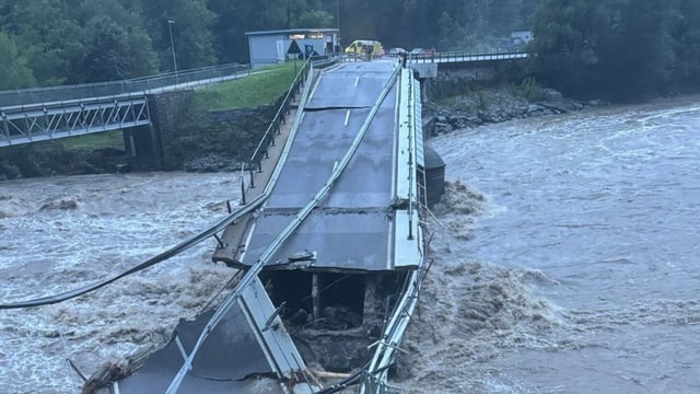 Eingestürzte Brücke über einen reissenden Fluss.