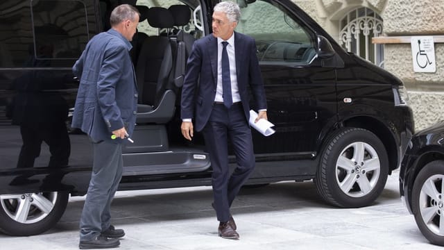 Lauber (rechts) unterwegs zum Hearing bei der SP-Fraktion im Bundeshaus.