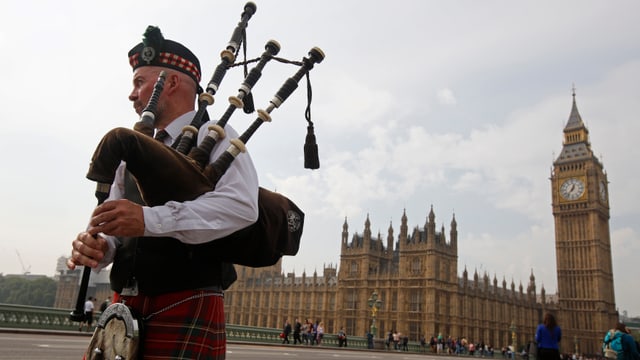 Ein Dudelsackspieler auf dem Westminster-Platz in London