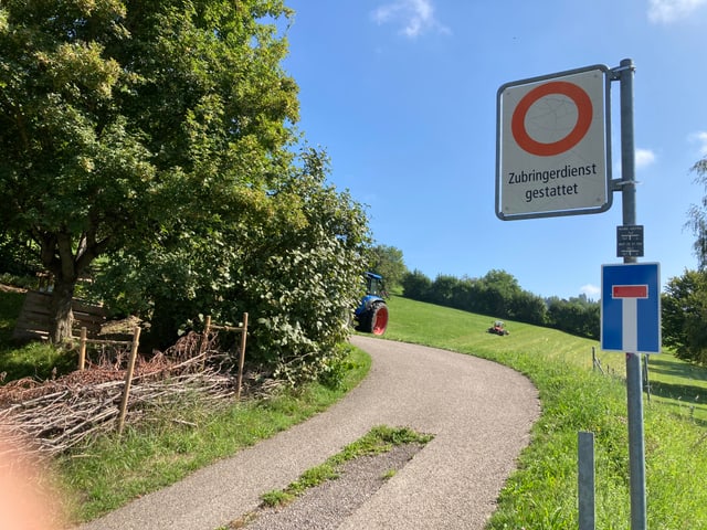 Steil ansteigender Wanderweg in Herisau mit Fahrverbotstafel.