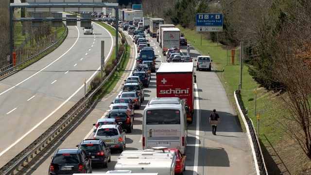 Zu sehen Verkehr auf einer Autobahn.