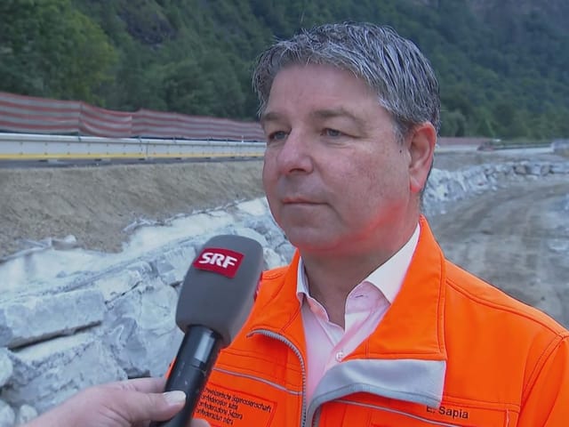 Mediensprecher des Astras vor der neuen Autbahn A13.