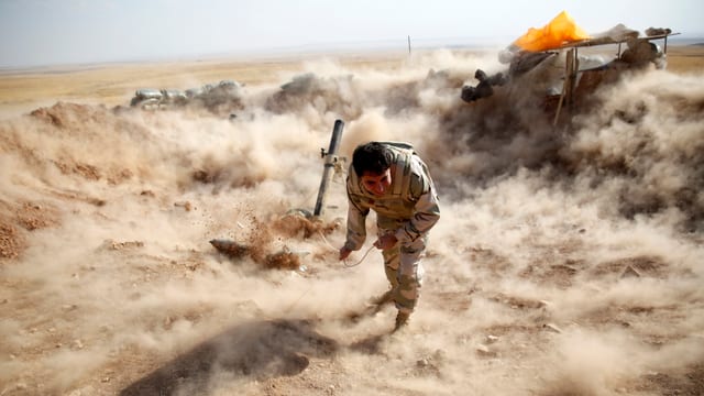 Peschmerga-Soldat feuert eine Mörser-Granate ab.