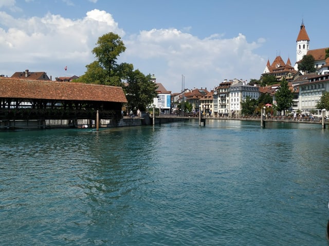 Stadt am Wasser mit Schloss.